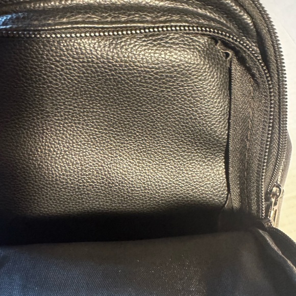 Elegant Black Faux Leather Crossbody Sling Bag - Picture 3 of 3